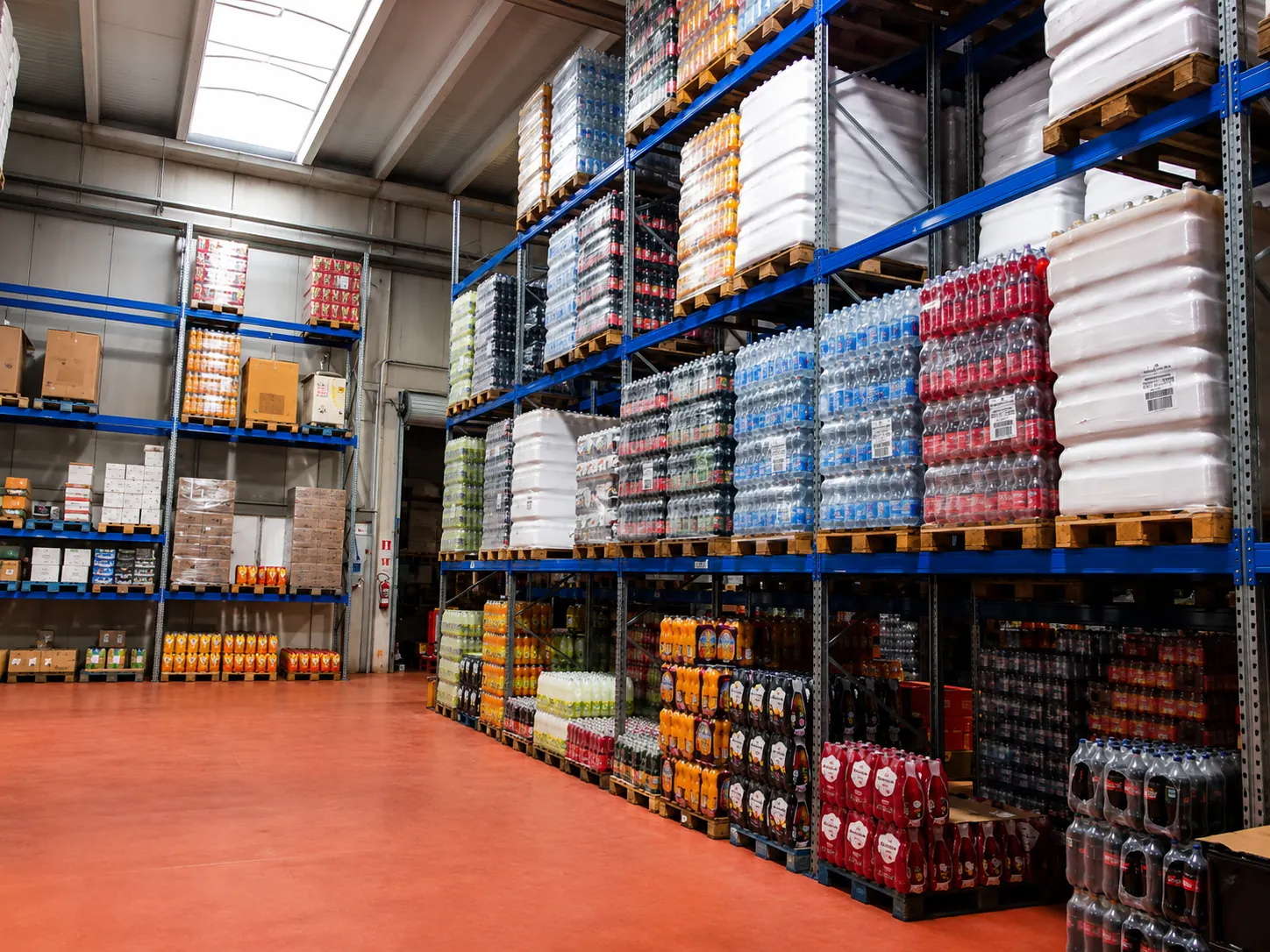 Magazzino di distribuzione alimentare con prodotti freschi e furgone per le consegne